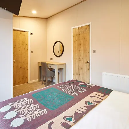 Lodge Lucky With Hot Tub York