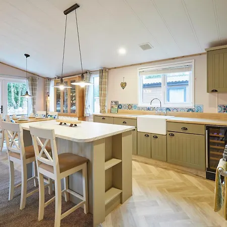 Lucky With Hot Tub Lodge *