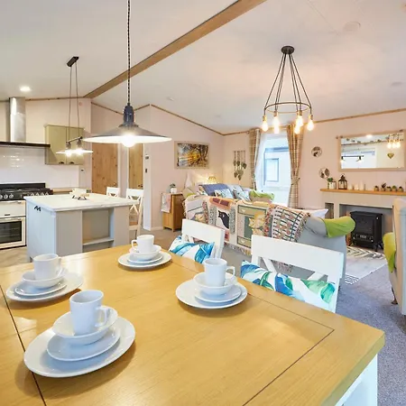 Lodge Lucky With Hot Tub *